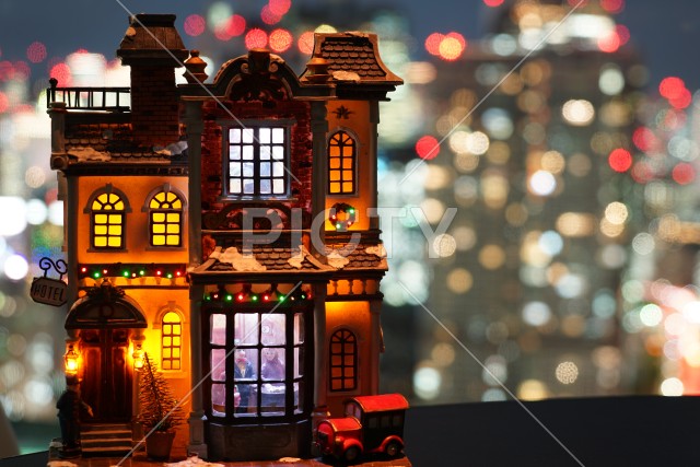 西洋建築の家のアンティークと夜景