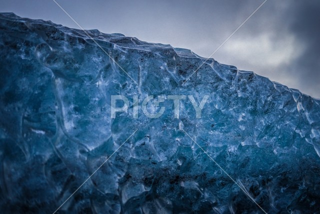 氷の洞窟の氷壁（アイスランド・ヴァトナヨークトル氷河）