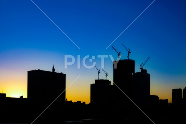 夕景と横浜・みなとみらいの街並みのシルエット