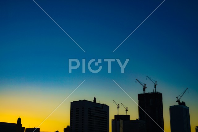 夕景と横浜・みなとみらいの街並みのシルエット