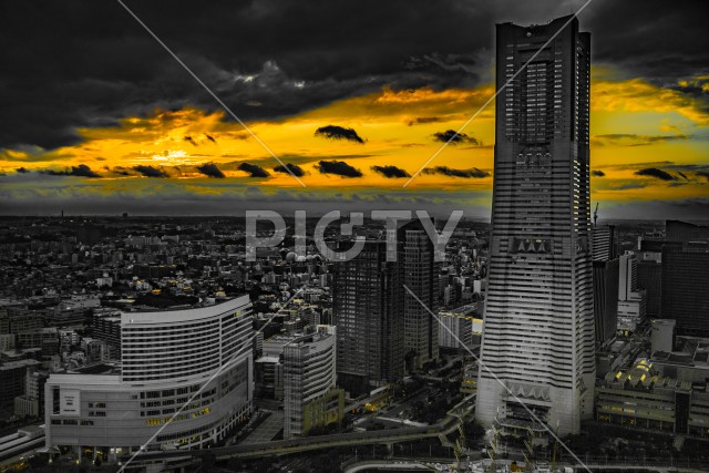 横浜ランドマークタワーと夕景