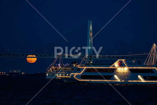 中秋の名月と横浜港