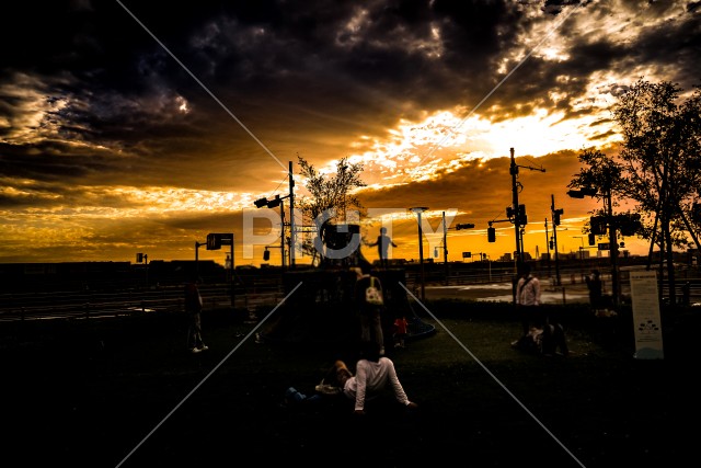 公園で遊ぶ子供と夕焼け