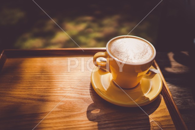 黄色いカップのカフェラテ