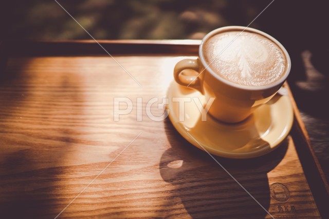 黄色いカップのカフェラテ