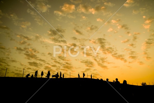 アラビア砂漠の夕暮れと人々のシルエット