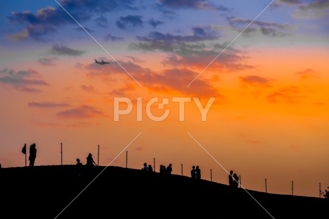 アラビア砂漠の夕暮れと人々のシルエット