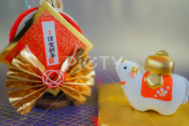 丑年の年賀状・新年素材（2021年新年干支）