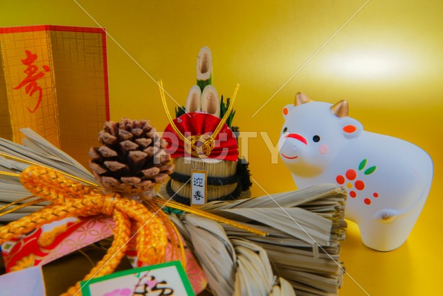 丑年の年賀状・新年素材（2021年新年干支）