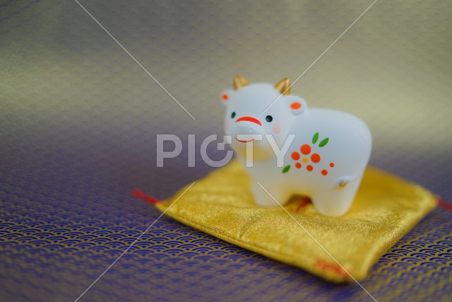 丑年の年賀状・新年素材（2021年新年干支）