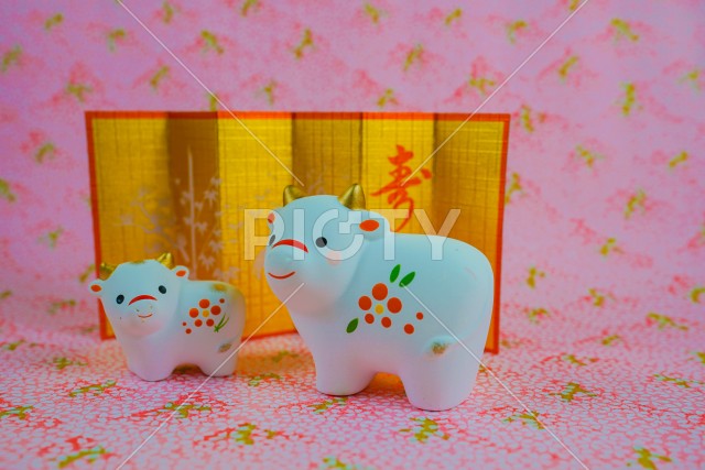 丑年の年賀状・新年素材（2021年新年干支）
