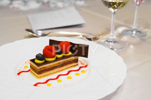ラズベリーとチョコレートのケーキのイメージ