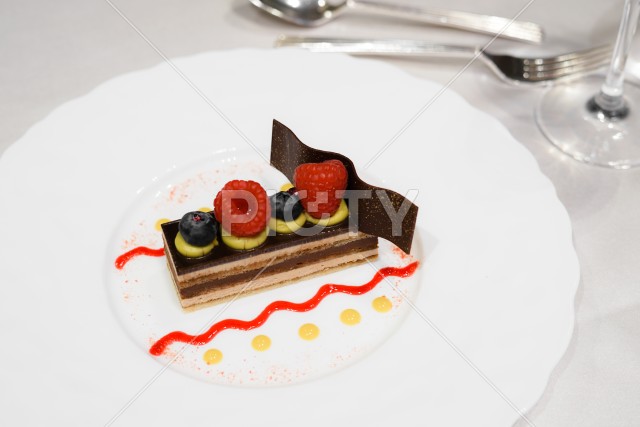 ラズベリーとチョコレートのケーキのイメージ