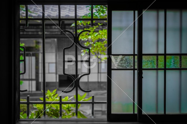 日本家屋の縁側から見える風景
