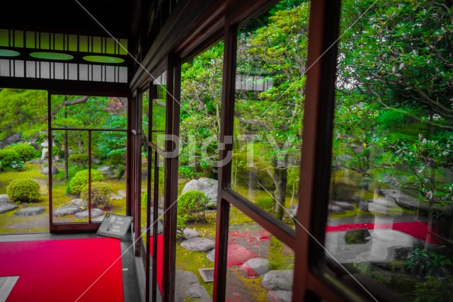 日本家屋の縁側から見える風景
