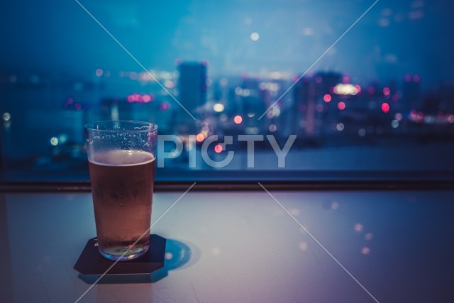 ビールジョッキと都会の風景