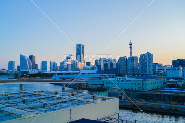 夕方の横浜みなとみらいの風景