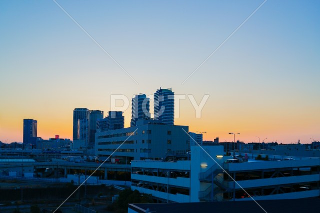 夕方の横浜みなとみらいの風景