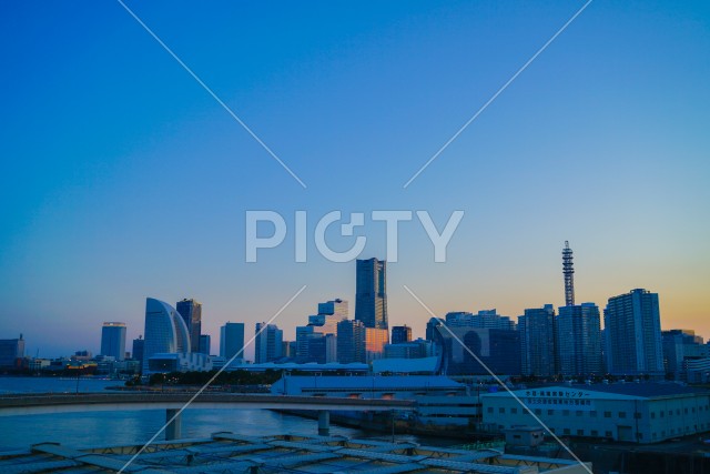 夕方の横浜みなとみらいの風景