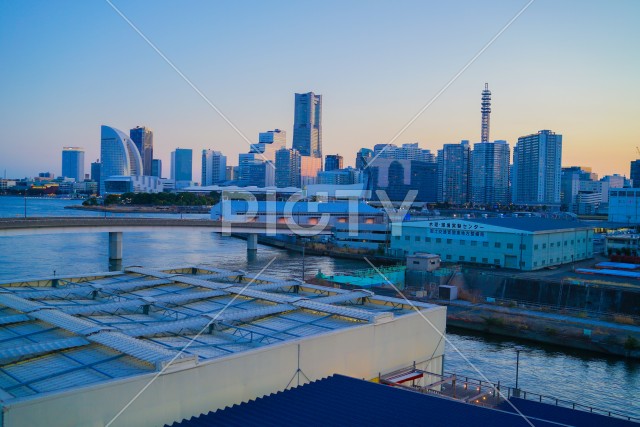 夕方の横浜みなとみらいの風景
