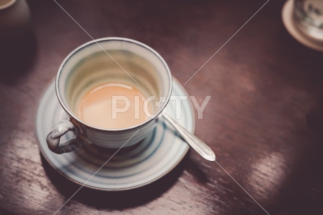 テーブルに置かれたコーヒー