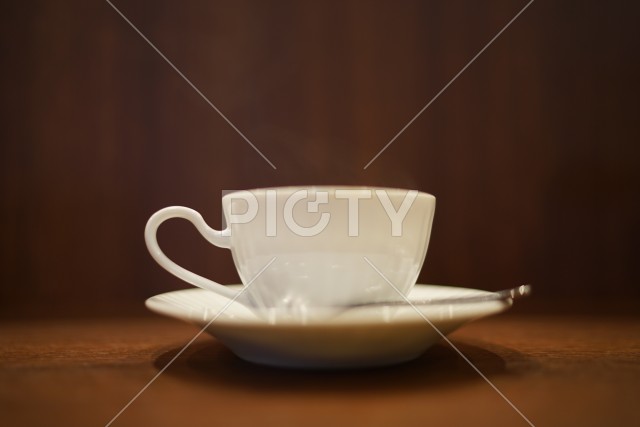 テーブルに置かれたコーヒー