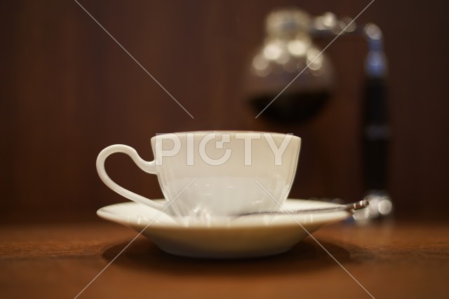 テーブルに置かれたコーヒー