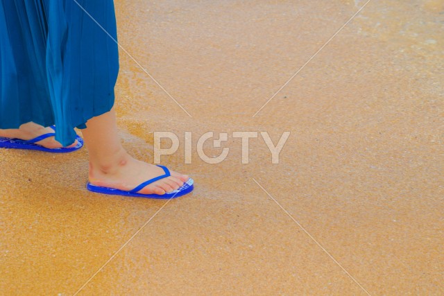 砂浜を歩く女性の足