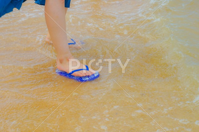 砂浜を歩く女性の足