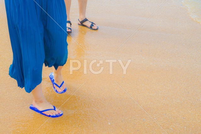 砂浜を歩く女性の足