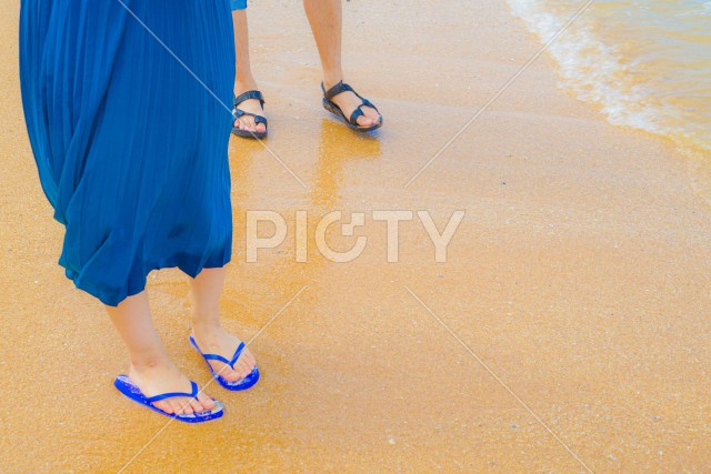砂浜を歩く女性の足