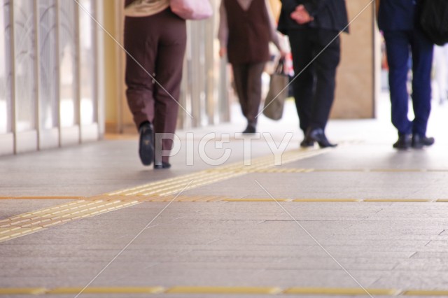 朝の雑踏