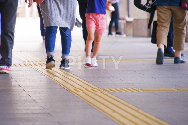 朝の雑踏