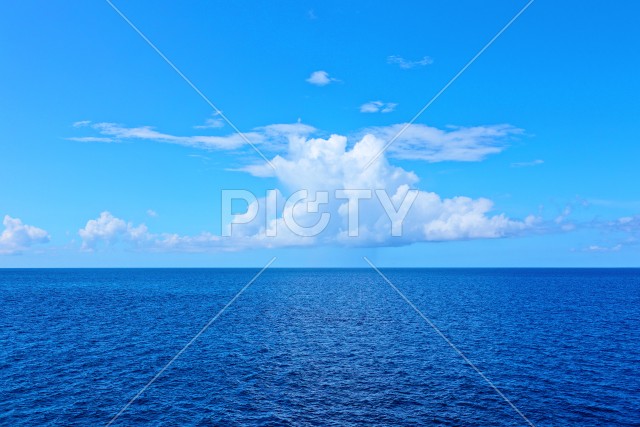 沖縄の海と空