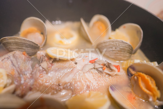 おいしいアクアパッツァのイメージ（イタリア料理）