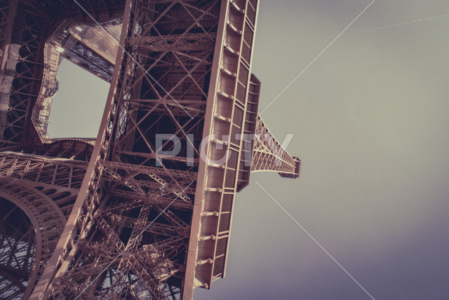 エッフェル塔と青空（フランス・パリ）