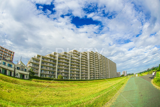多摩川河川敷のマンション群