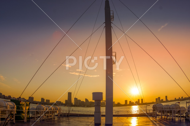 さるびあ丸の甲板から横浜の夕景