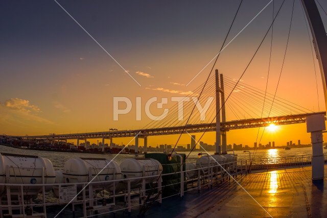 さるびあ丸の甲板から横浜の夕景