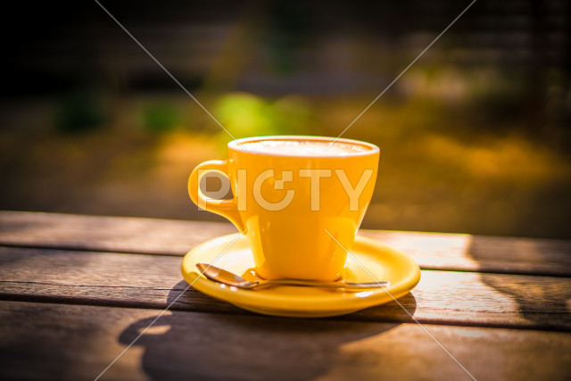 木の机に置かれたコーヒーカップ