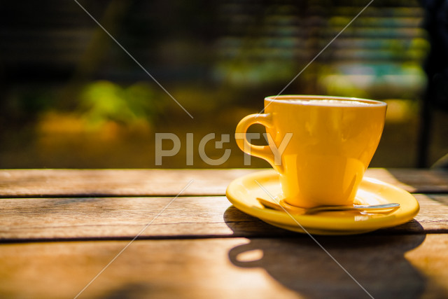 木の机に置かれたコーヒーカップ