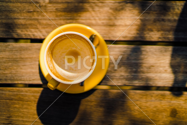 木の机に置かれたコーヒーカップ