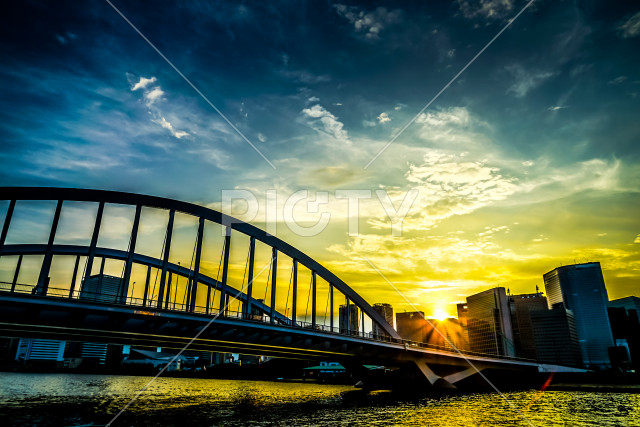 築地大橋と夕景