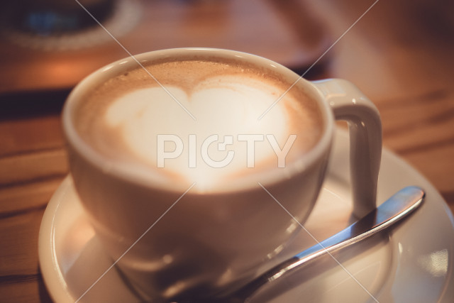 ハートが描かれたカフェラテ