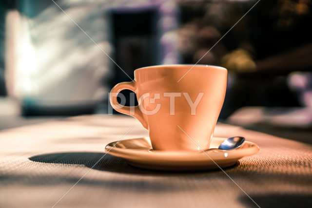 テラス席のコーヒーカップ