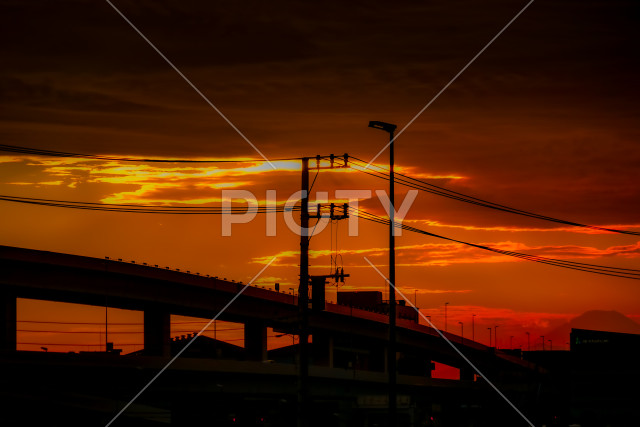 高速道路と夕景
