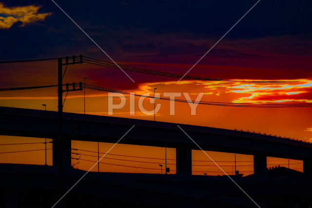 高速道路と夕景