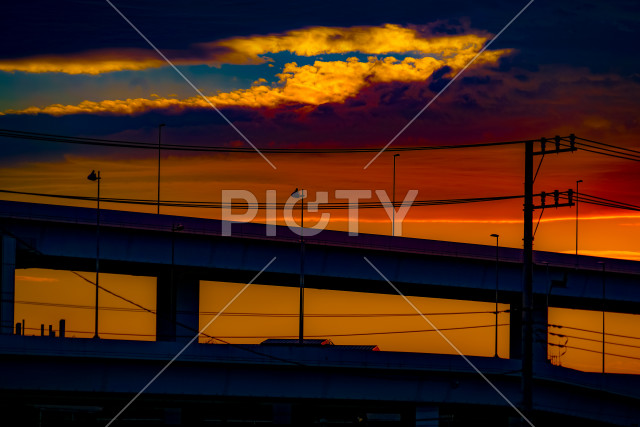 高速道路と夕景