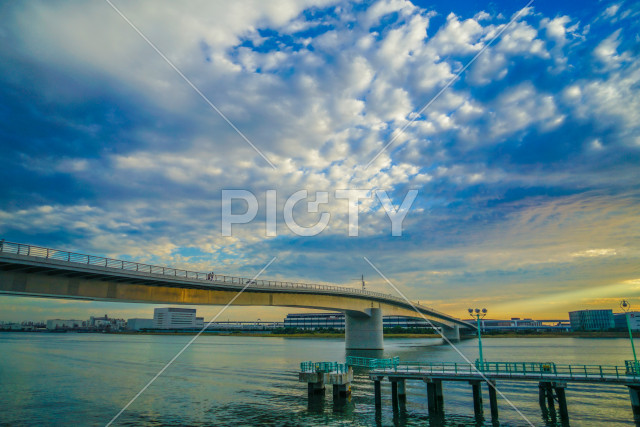 多摩川スカイブリッジと夕景