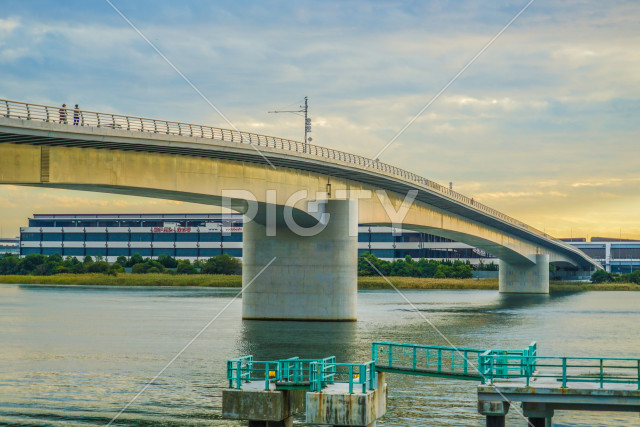 多摩川スカイブリッジと夕景